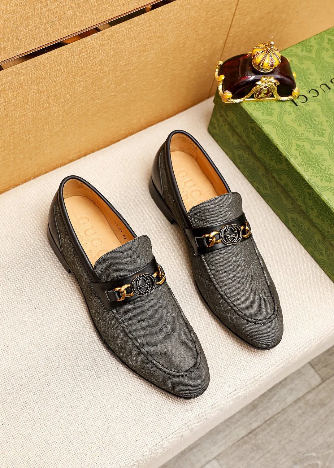 Men's shoes 💰462 💐 Product trademark: GUCCI "Gucci" casual leather shoes Regular size: 38-44 (45.46.47🉑️Customized) Product materials: Selected imported first-layer fabric upper + luxury hardware buckle, imported cowhide leather lining. Strong three-dimensional visual effect, original outsole Color: 3⃣️colors available